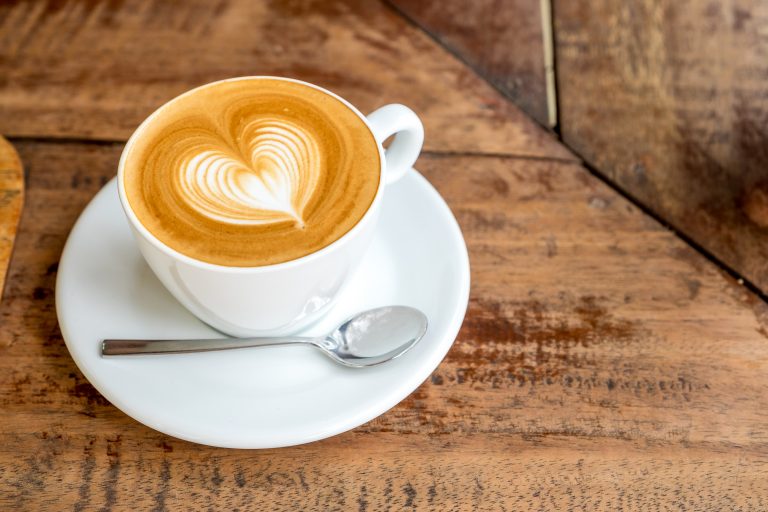 tasse de café mousse en forme de coeur